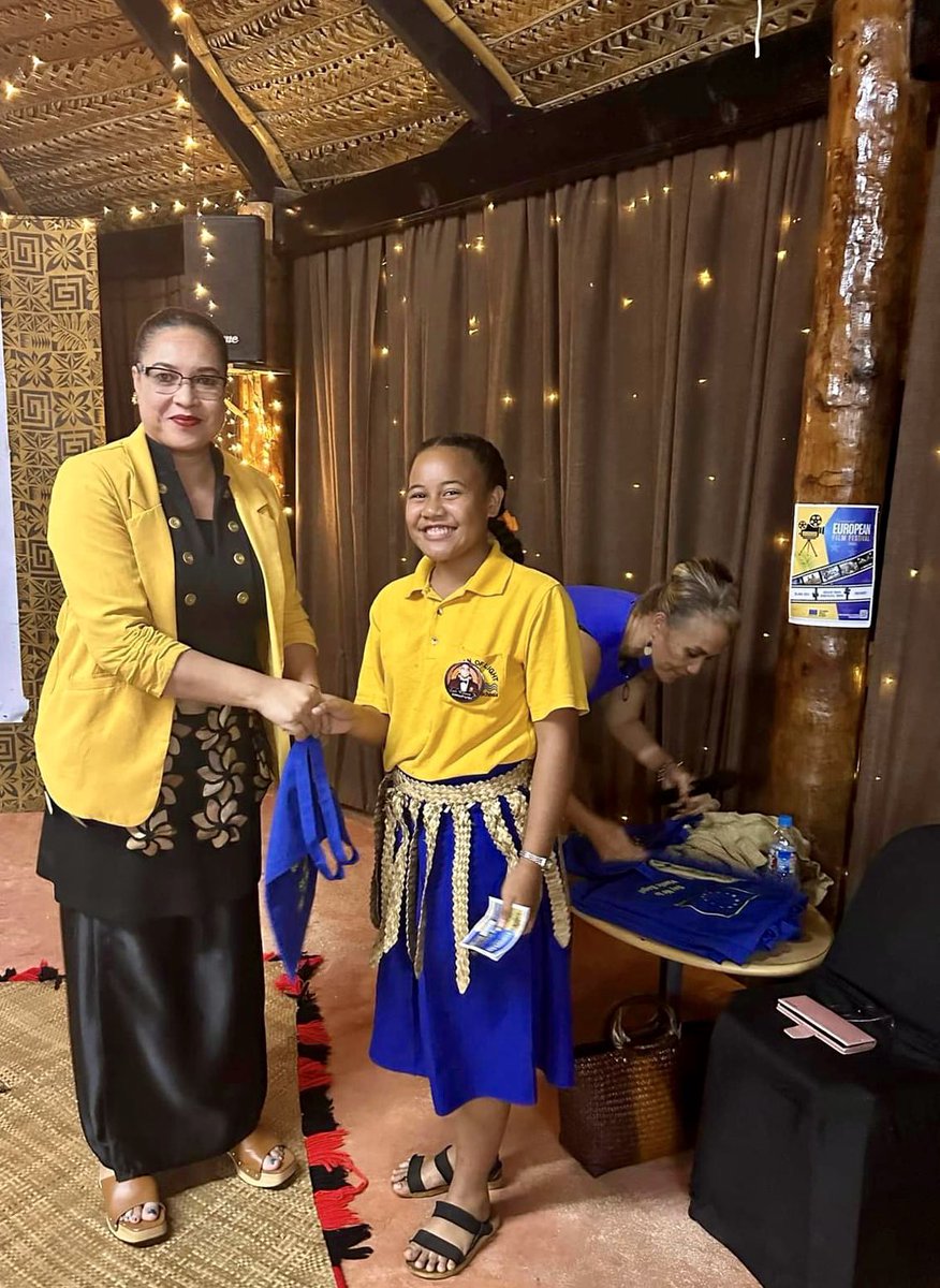 Honorary Consul of Finland @Ulkoministerio and Spain @SpainMFA in Tonga, Ms Amelia Helu handed over quiz prizes for students from Ocean of Life who attended the Inaugural European Film Festival screening in Tonga. Thank you for participating! #eurofestpacific