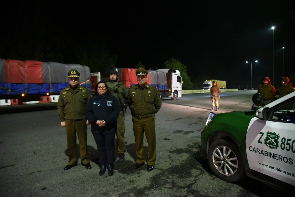 #MásSeguridad para #LosRíos🚨

Delegada <a href="/carlapenarios/">Carla Peña Rios</a> y Jefe de Zona <a href="/CarabLosRios/">Carabineros Región de Los Ríos</a>, Gral. Alex Muñoz, constataron instalación de uno de los 11 puntos de control para la ruta 5 Sur anunciados por el <a href="/SubseInterior/">Subsecretaría del Interior</a> <a href="/DrManuelMonsalv/">Manuel Monsalve</a> en su visita a la región.🚔

#Valdiviacl #ElRanco