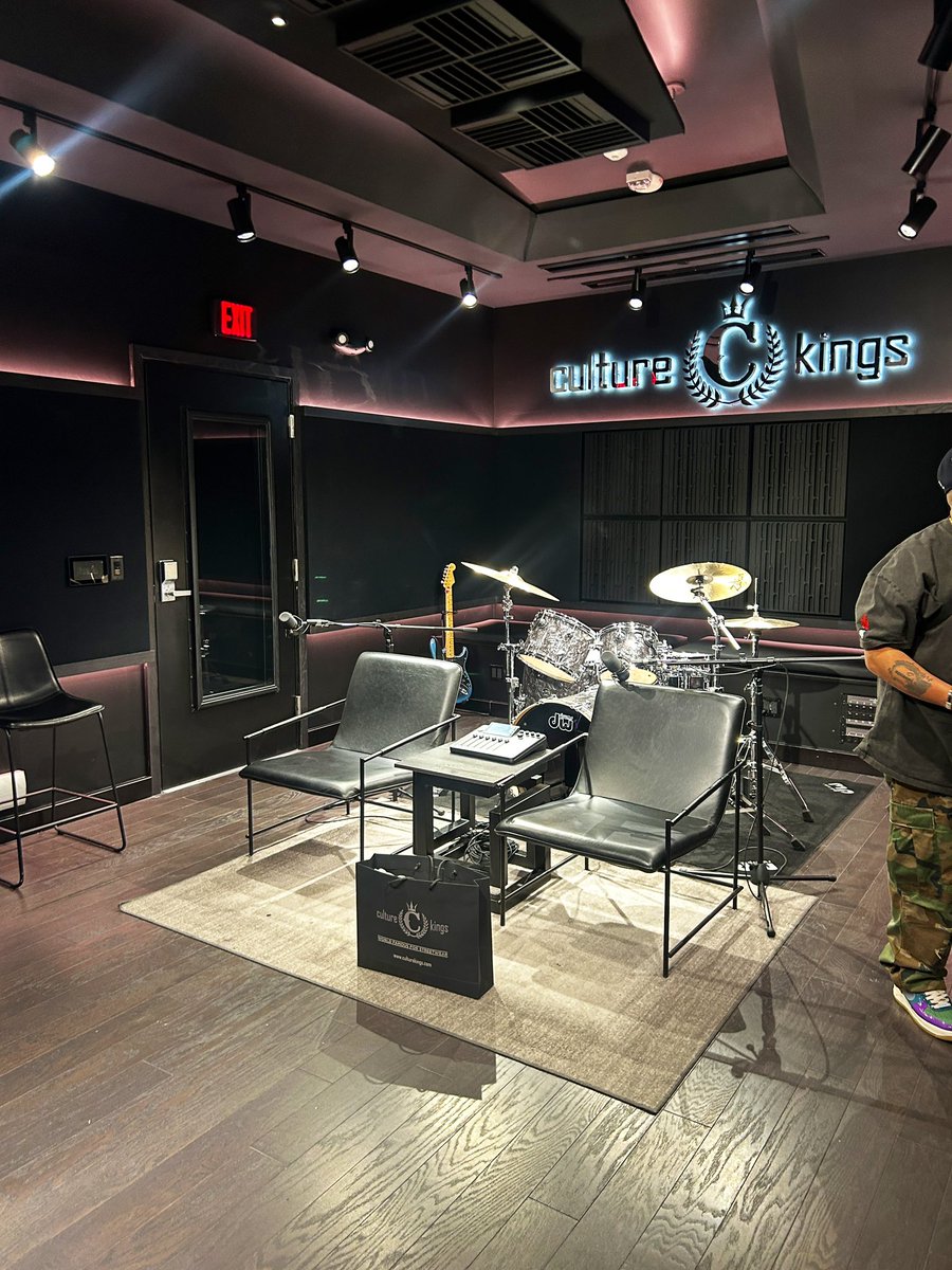 carraluxe's tweet photo. Today at @Culturekings. https://t.co/7mVxgzhzYr