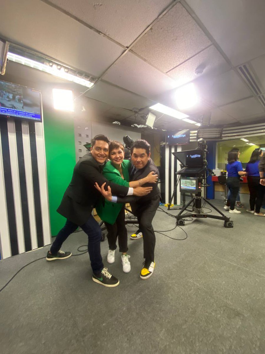 JohnsonManabat's tweet photo. Mga Ka-Sakto at Kapamilya, Maraming maraming salamat po sa pagtutok 'nyo samin sa loob ng nakalipas na 3-taon...hanggang sa muli!  We love you all! ♥️💚💙 

#Sakto #Teleradyo #Salamat #PalibhasaSakto 
@jeffcanoy @AmyPCastillo https://t.co/oPX0RnPk15