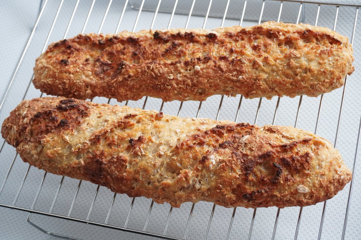 BreadmakerM's tweet image. またオートミールでゴツゴツバケットを焼きました。見た目が😂
外側のカリカリに焼けたオートミールがクッキーみたいで意外に好みでした😋
パンと一緒にオーブンに入れたポテトは美味しそうに焼けました🙆
