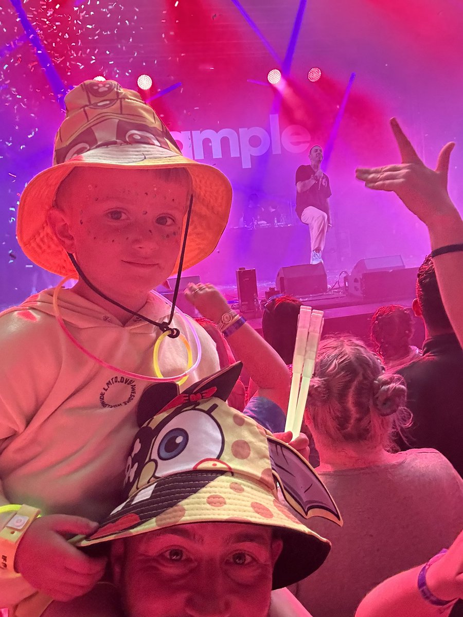 joeriley7's tweet photo. Great night watching @example at back2festival “guy in the yellow hat, your a legend !!” https://t.co/cEqn90zKBb