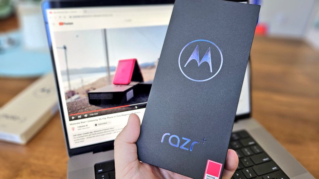 What did you think of us flipping the script on our <a href="/TMobile/">T-Mobile</a> #RAZR Unboxing? Did you leave a comment? Give it the 'ol👍 Share it? You know I've been know to lurk in the comments w/goodies from time to time...😁.  youtu.be/EjRqaNFFGBY