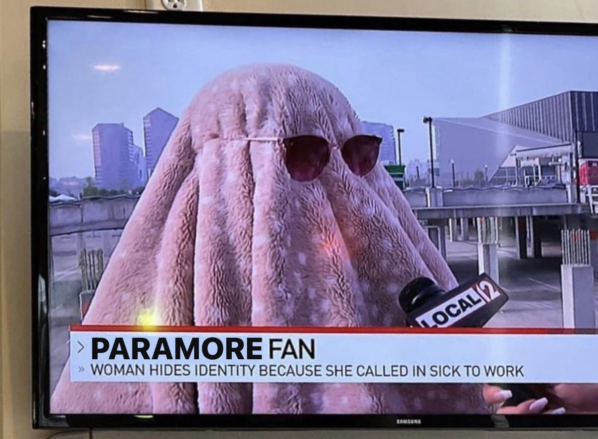 okayfinepaloma's tweet photo. me calling in sick on monday while I secure my paramore tickets https://t.co/qQeuTpDyGU
