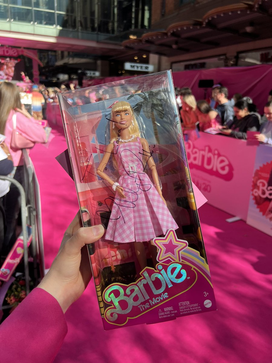 lauragbert's tweet photo. After almost 7 years of cosplaying, I finally met my idol, Margot Robbie! She was so patient, kind, and humble! It was such a special moment for me and I can’t get over how lovely she truly was in person…I cried many happy tears afterward! 💕 
#MargotRobbie #Barbie #BarbieMovie https://t.co/VKdbcQ3s3K