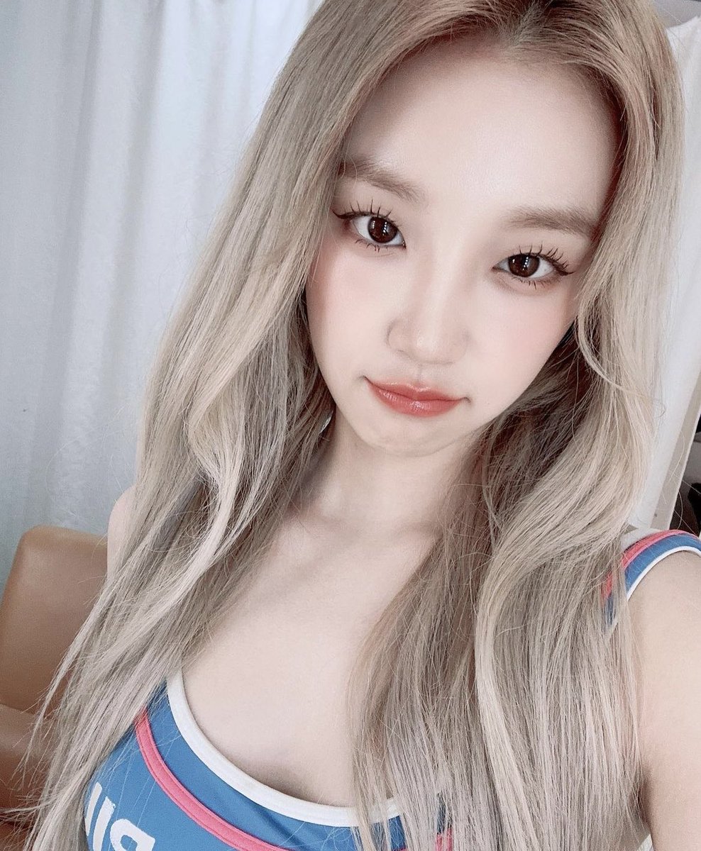 hourlyyuqi's tweet photo. selfie queen https://t.co/iWtdWlxotj