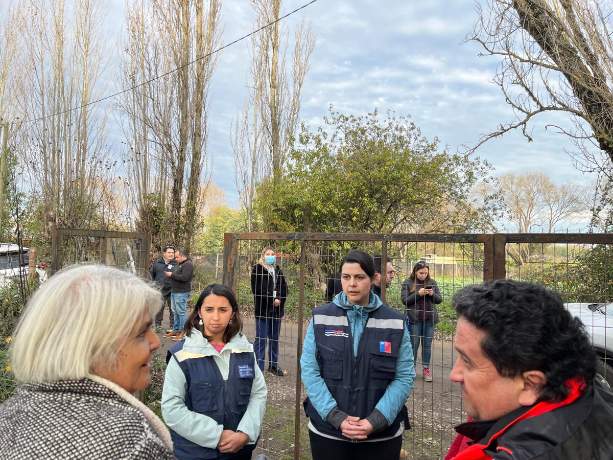 MDSNuble's tweet photo. En #Ñuble la @subse_ssociales @franperalesf junto a seremi @MartitaCarvaj y alcalde @munisancarloscl llegaron hasta el sector #Cuadrapangue #SanCarlos para acompañar a familias damnificadas tras la emergencia, informando sobre ayudas tempranas dispuestas por @GobiernodeChile https://t.co/vOXqcT8r1D