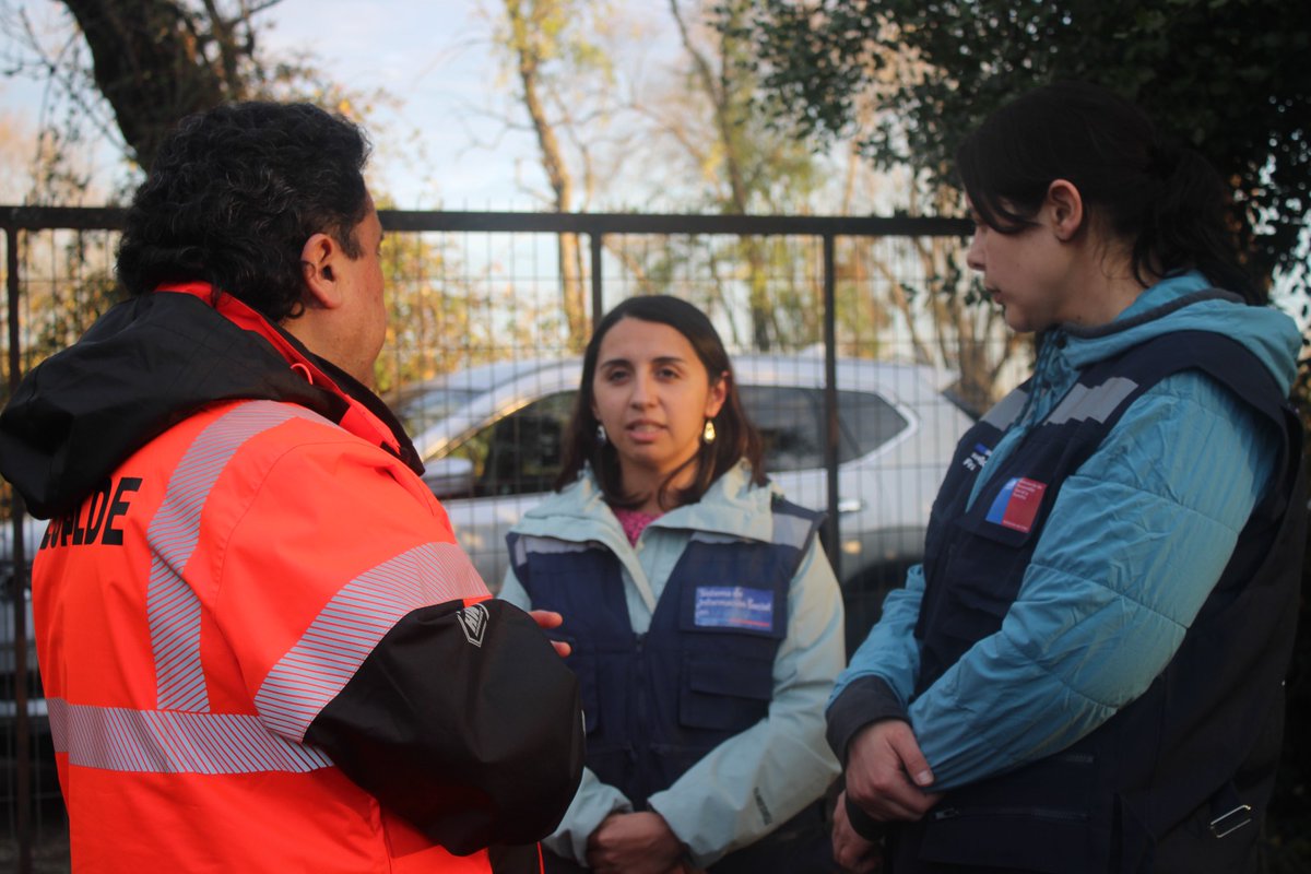 MDSNuble's tweet photo. En #Ñuble la @subse_ssociales @franperalesf junto a seremi @MartitaCarvaj y alcalde @munisancarloscl llegaron hasta el sector #Cuadrapangue #SanCarlos para acompañar a familias damnificadas tras la emergencia, informando sobre ayudas tempranas dispuestas por @GobiernodeChile https://t.co/vOXqcT8r1D