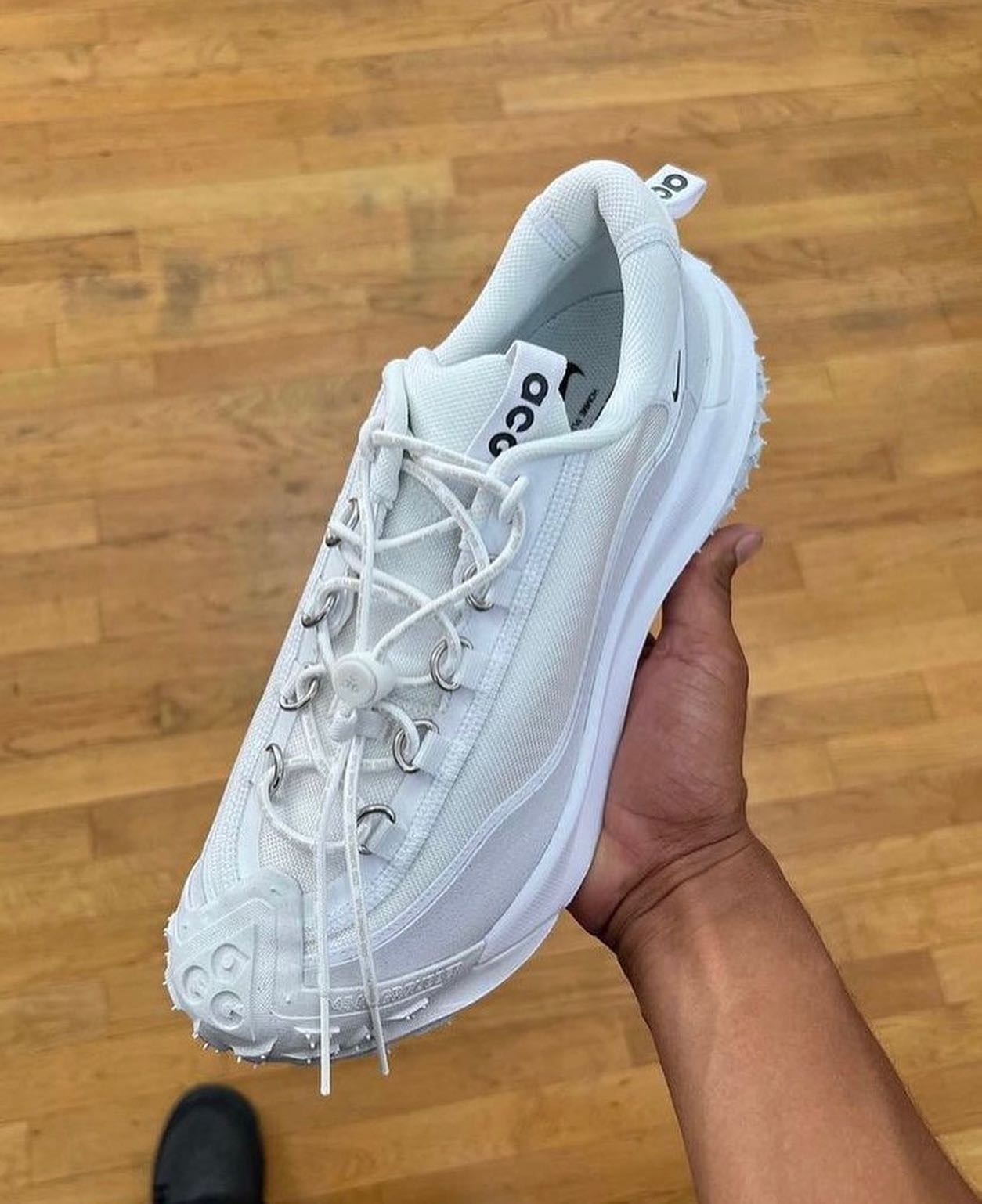 ナイキ　ACG マウンテンフライ2 ロー　コムデギャルソンオムプリュス　ホワイト コムデギャルソンオムプリュス x ナイキACG マウンテン フライ 2 LOW