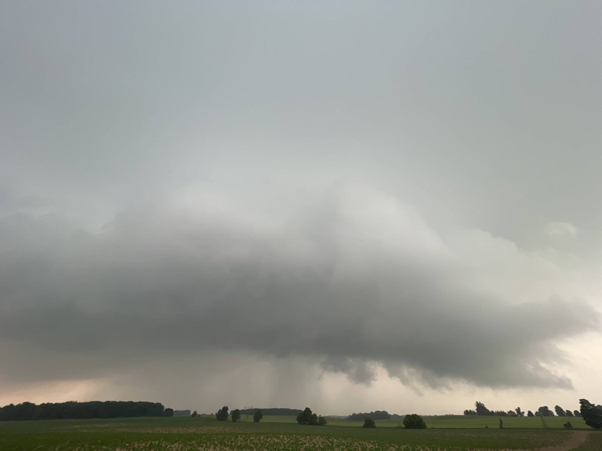 Outflow dominant now Mulmur, ON 07:37 PM #ONstorm live.highwaysandhailstones.com/?user_id=2&use…