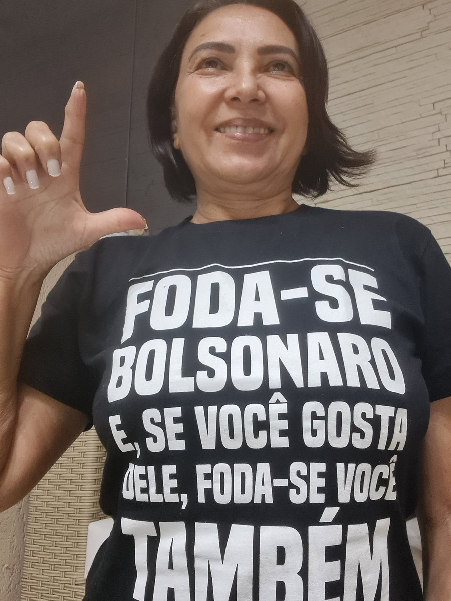 LulaElo's tweet photo. O Luto é comemorar vestida de preto kkkk Sextou na Felicidade. https://t.co/JgdkaL4hOR