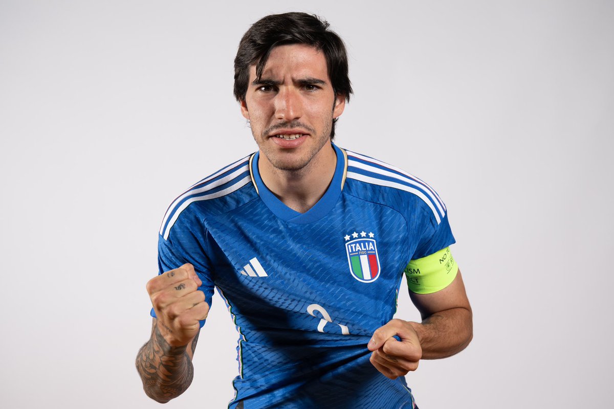 FabrizioRomano's tweet photo. It’s time for official club statement and unveiling for Sandro Tonali deal, closed &amp; sealed one week ago. ⚪️⚫️🇮🇹 #NUFC

Newcastle will announce Tonali as new signing this weekend. Announcement expected within 24h. https://t.co/42dkB7xjTh