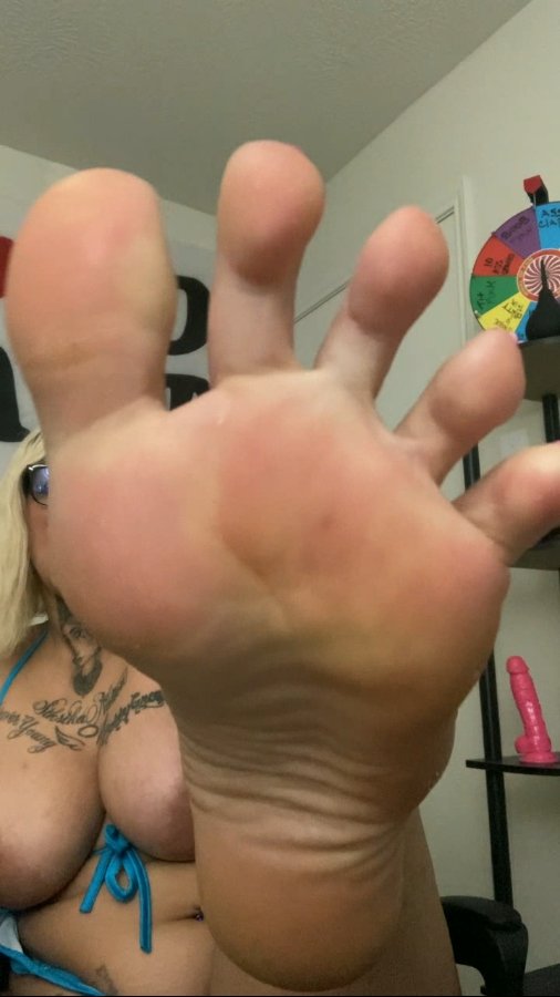 VannahBlack69's tweet photo. Sniff'em!! 👃👃
#bigass  #feet #fansly #onlyfans https://t.co/NvfA2v7O4k