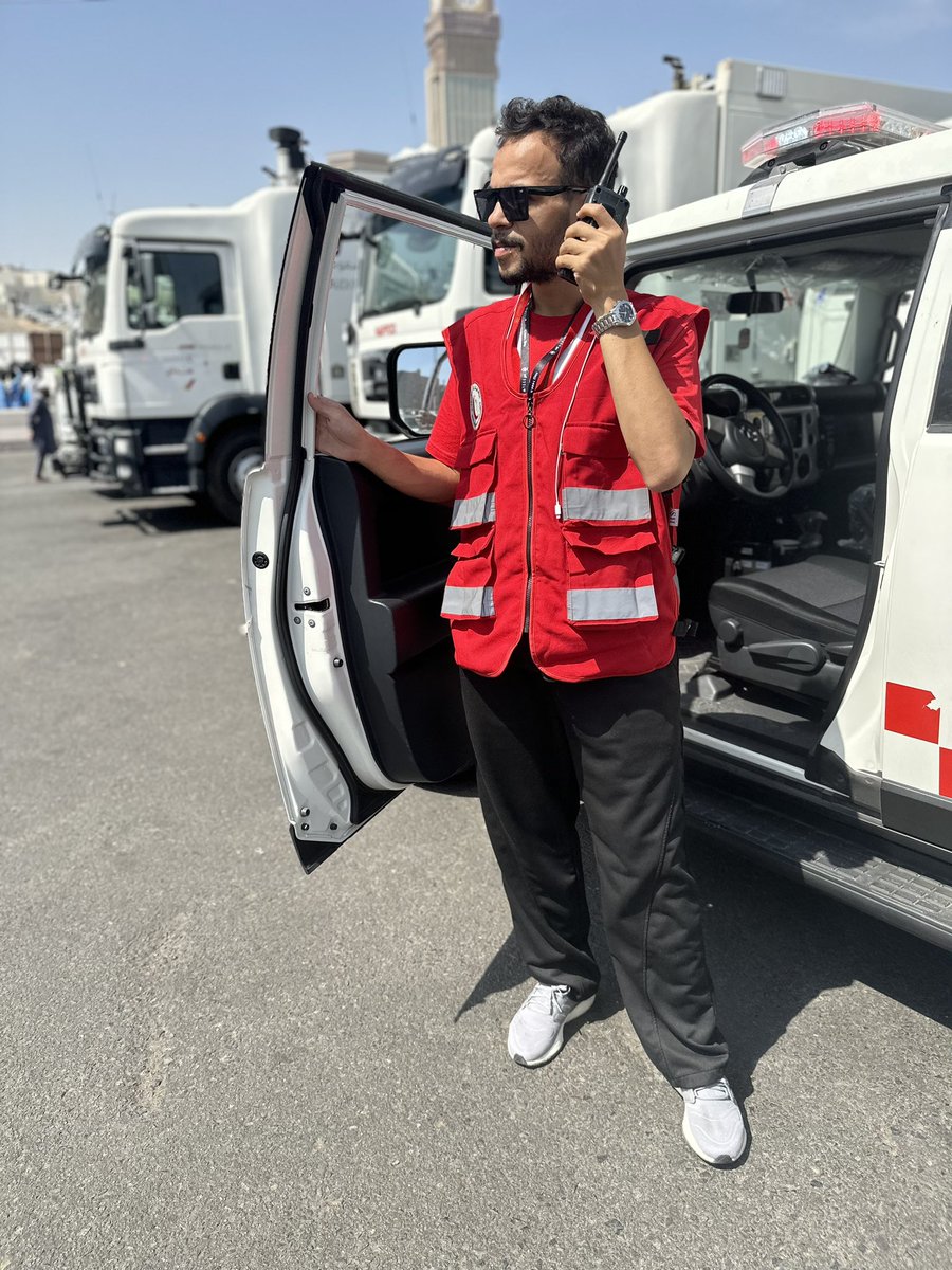 omarbokhari60's tweet photo. تجارب جديدة واكتساب خبرات في مجال عمل جديد مليئ بالحياة والامل ومساعدة الناس وتشريف لخدمة ضيوف الرحمن وتلبية رغبات العاملين في هذه المنظومة المتكاملة هيئة الهلال الاحمر السعودي والتميز في العمل الجماعي كفريق للدعم اللوجستي لحج عام 1444 هـ . 
#سفراء_الحياة #نسعى_لنحييها https://t.co/fbKBjIoW9y