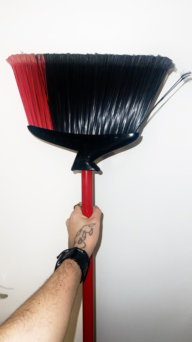 don’t slide into my dms unless u look like this.