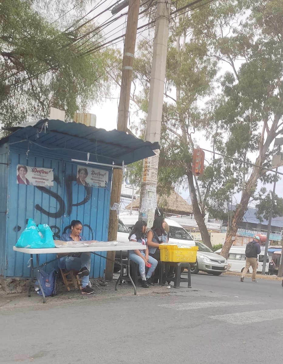 20Pesi's tweet photo. @SegalmexLiconsa @SEGOB_mx @EstatalEdomex  En Av. cuauhtémoc 2901, Col. Emiliano Zapata, Ixtapaluca Estado de México esquina con José de la Mora están vendiendo leche Liconsa en una caja amarrilla @GN_MEXICO_ están cometiendo un delito federal https://t.co/yHuue2W62V