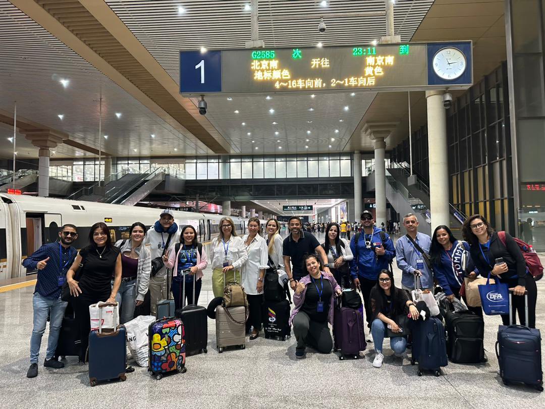 La delegación judicial venezolana nos trasladamos en Tren 🚅 🛤️ hasta la ciudad de #Nanjing donde realizamos visitas a sedes policiales como parte práctica de lo aprendido, así como a centros de desarrollo cultural como parte del intercambio y formación entre #Venezuela y #China.