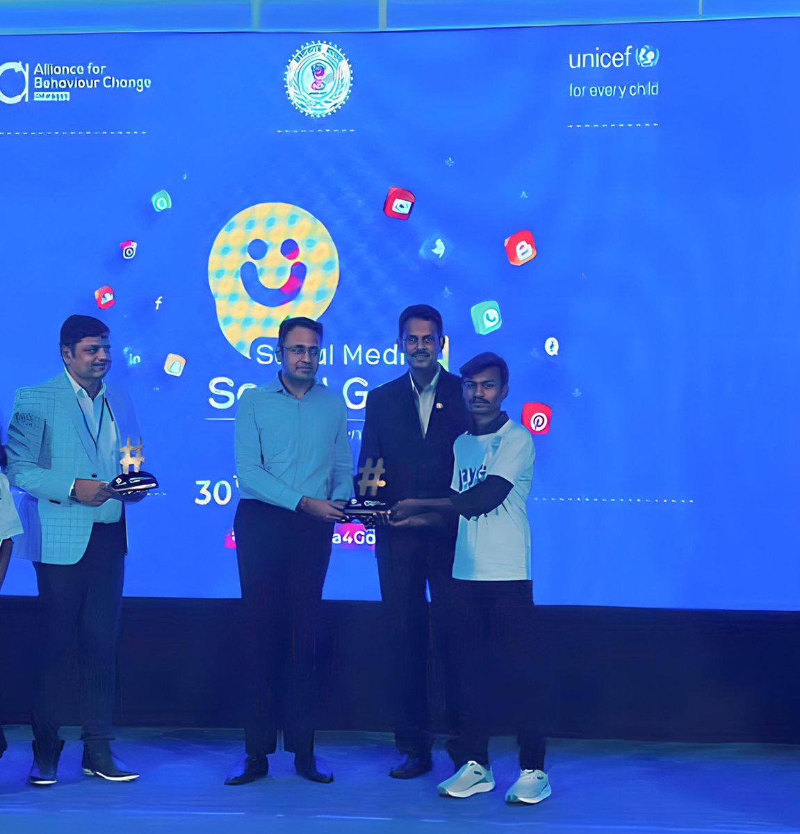 #SocialMediaDay पर @UNICEFIndia और @ChhattisgarhABC द्वारा आयोजित कार्यक्रम में JayHo के वॉलंटियर सोशल मीडिया में एक्टिव रूप से काम कर रहे 2 वॉलिंटियर को यूनिसेफ छत्तीसगढ के प्रमुख @jobzachariah और @DPRChhattisgarh के द्वारा सम्मानित किया गया। #SocialMedia4Good