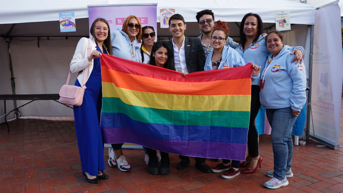 subaalcaldia's tweet photo. ¡Somos amor, inclusión y diversidad!❤️🧡💛💚💙💜

🏳️‍🌈Vivimos un día vibrante y lleno de colores en la localidad con la celebración del PRIDE 2023, que estuvo lleno de presentaciones culturales y 32 emprendimientos locales, de los cuales 12 pertenecen a nuestra comunidad LGBTI. https://t.co/oAUVvYXWjG