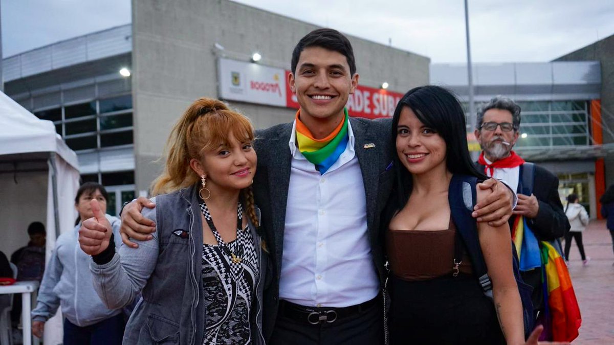 subaalcaldia's tweet photo. ¡Somos amor, inclusión y diversidad!❤️🧡💛💚💙💜

🏳️‍🌈Vivimos un día vibrante y lleno de colores en la localidad con la celebración del PRIDE 2023, que estuvo lleno de presentaciones culturales y 32 emprendimientos locales, de los cuales 12 pertenecen a nuestra comunidad LGBTI. https://t.co/oAUVvYXWjG