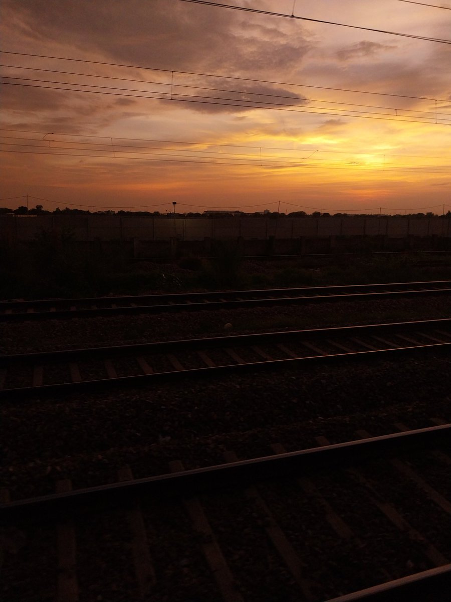 Chahatchawlaa's tweet photo. Sunsets while travellingggg>>>> https://t.co/RHN6OT6mYi