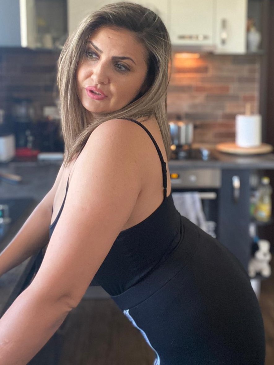 divorciada atrás de pau على X: Essa coroa tem Only Fans 😇  t.coWVqgSTLhhA t.coKCcoRiG2Ex  X