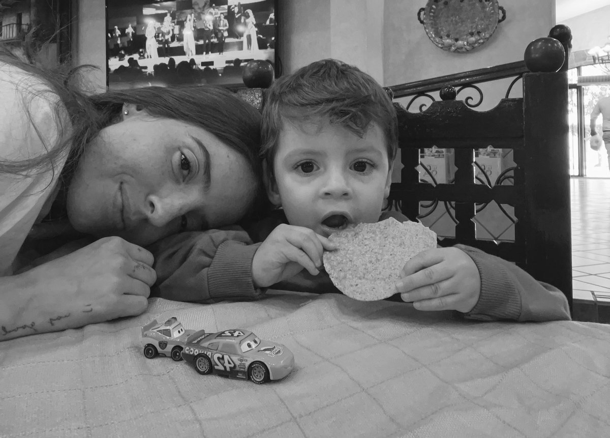 danielaguts's tweet photo. empezando nuestro viernes como se debe. excelente compañía y excelente comida. https://t.co/LRCjyAArpN