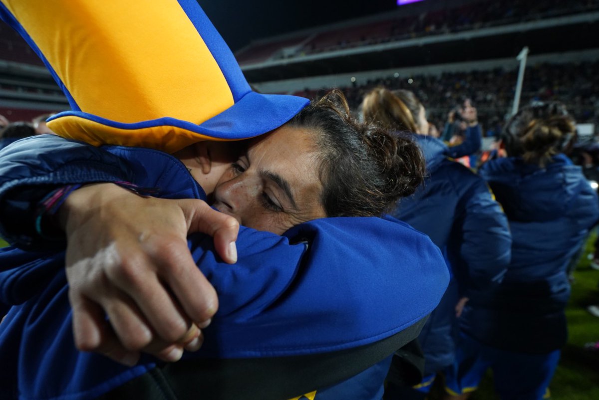 El festejo de Florencia Quiñones, la DT campeona.