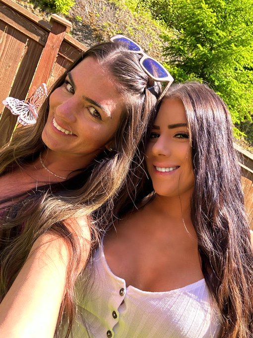 2 pic. Beautiful day with my beautiful bestie @cupofcarliejo ???????? https://t.co/AVgtL0DTUj