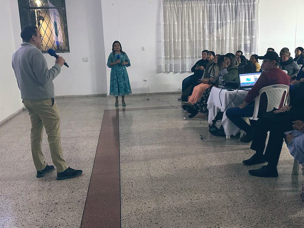 Fapuentess's tweet photo. En Bogotá el @PartidoMIRA sigue recorriendo las localidades. En esta ocasión, nos reunimos con los #LíderesEnFontibón para socializar la gestión adelantada

Sigamos inspirando con nuestro ejemplo y fortaleciendo los cimientos de nuestra convicción

🔵@carlos_guevara @irmalherrera https://t.co/X0c8Y0mYKk