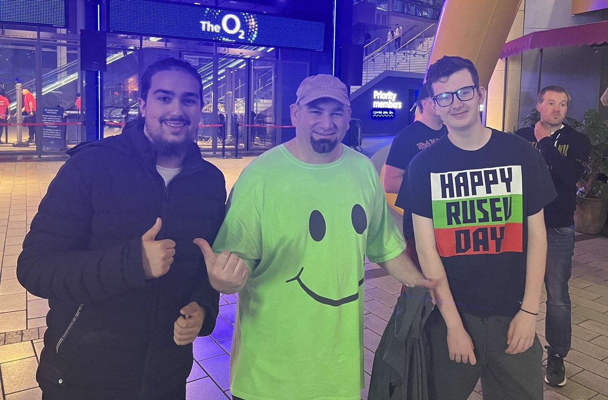 After seeing him on every PPV i finally got to meet <a href="/SuperfanSmilez/">Green Shirt Guy</a> 😁such an awesome guy