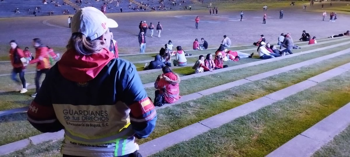 personeriabta's tweet photo. ¡Hoy hay final, las @LeonasSantaFe se enfrentan a @AmericaCaliFem en Cali y toda la hinchada la podrá  ver desde el parque Simón Bolívar. 

Nuestros guardianes del #GAEPVD se encuentran en el lugar monitoreando minuto a minuto la llegada de los hinchas.

#GuardianesDeTusDerechos https://t.co/AVbCNv1KMx