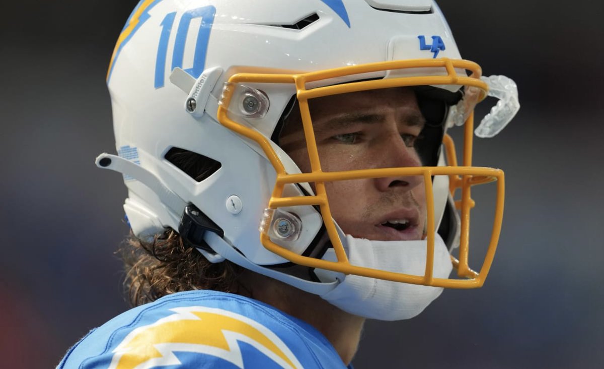 RookieWatxh's tweet image. Justin Herbert may have put together the most DOMINANT first three seasons by a QB in NFL history.

Completions:
Justin Herbert (1,316)
Russell Wilson (794)

Passing Yards:
Justin Herbert (14,089)
Dan Marino (11,431)

Passing TD’s:
Justin Herbert (94)
Andrew Luck (86)

Passer…