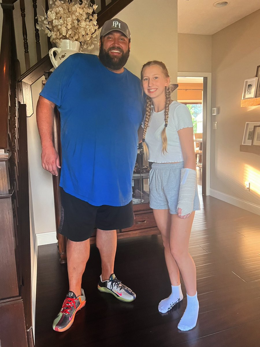 OliviaJones2026's tweet photo. Grateful to have an incredible coach and program that goes above and beyond! After sadly finding out I broke my wrist, I was touched to find @PHHSArabiansGBB at my front door, supporting me on my road to recovery. #setbackcomeback #weareone @PHHSAthletics https://t.co/jc7b9gtrxq