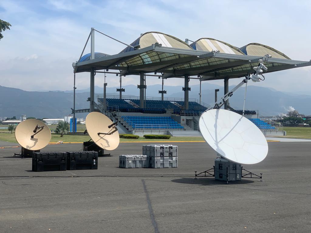 AFSOUTH's tweet photo. .@SpaceForceDoD 🇺🇸 and @FuerzaAereaCol 🇨🇴 Space Squadron assembled and trained on the OLYMPUS BOLT Space ISR system. Training joint concepts of space ISR operations and defensive space control operations. 📡
#resolutesentinel23 https://t.co/Ojy9lTMohb