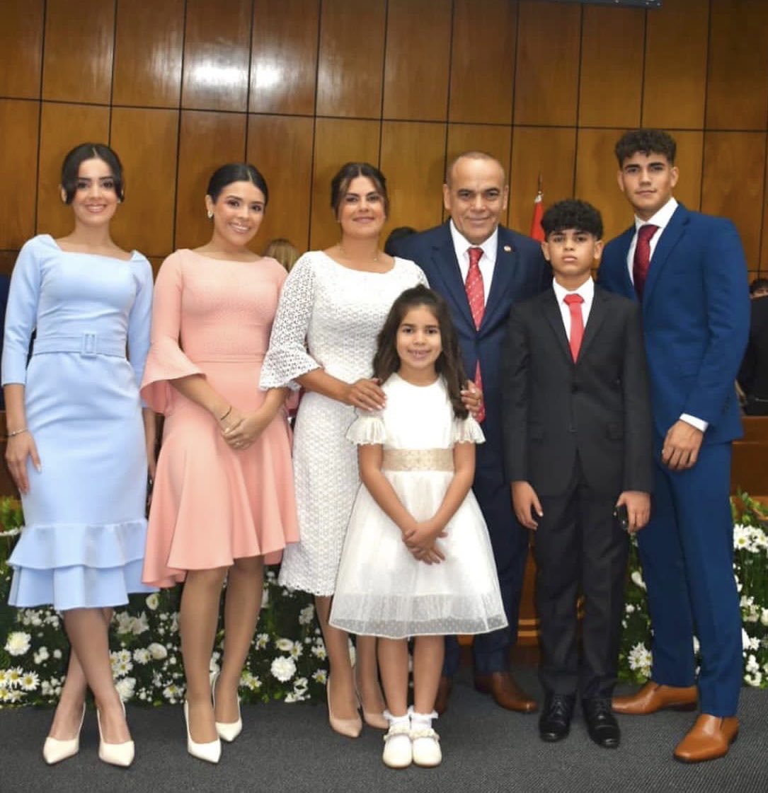 Agradecido a mi familia , a Lorena ♥️, Sol, Venus , Chucho, Martín y Paula, otro ♥️ para los 5