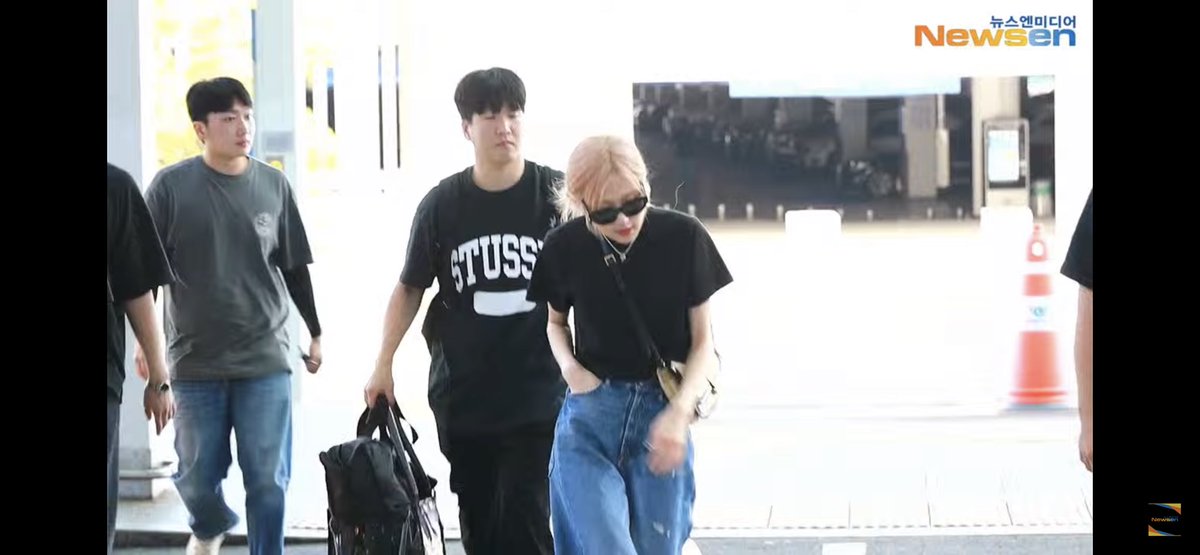 BBU_BLACKPINK's tweet photo. [PRESS] @BLACKPINK’s #ROSÉ at the ICN airport leaving for London to headline @BSTHydePark this Sunday! 

#BORNPINKinBSTHydePark
#BSTHydePark #블랙핑크 #BLACKPINK https://t.co/O3pO9wtlGZ