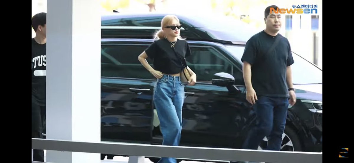 BBU_BLACKPINK's tweet photo. [PRESS] @BLACKPINK’s #ROSÉ at the ICN airport leaving for London to headline @BSTHydePark this Sunday! 

#BORNPINKinBSTHydePark
#BSTHydePark #블랙핑크 #BLACKPINK https://t.co/O3pO9wtlGZ