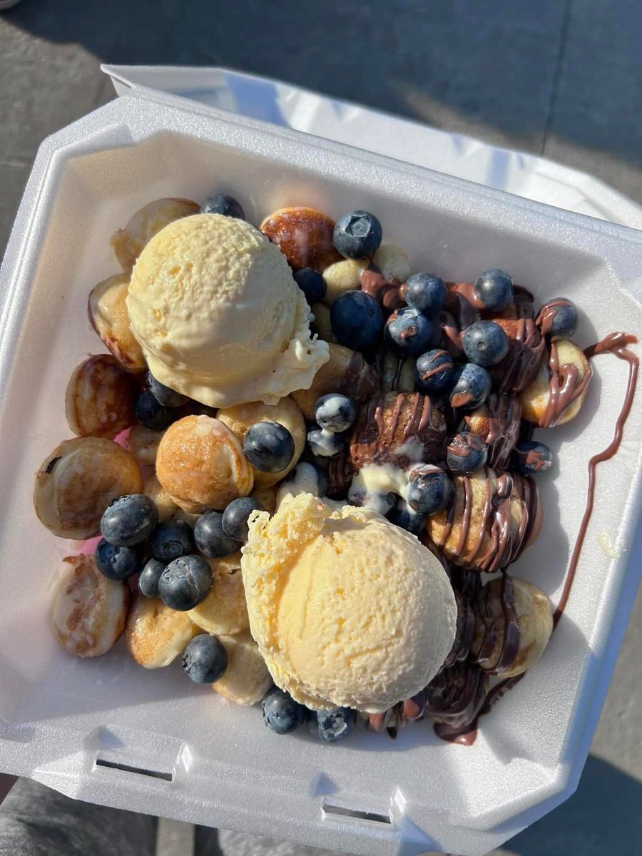MafiosoRo's tweet photo. This local girl sells mini pancakes and fruit outside her house and I wish her all the good things in this world cus her desserts are some gas. 😭 https://t.co/vEVMMbyv9Q