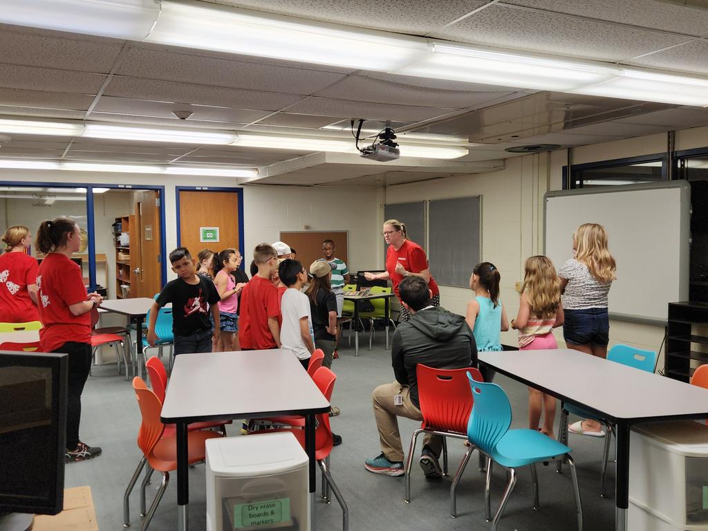 On Thursdays, we take it to the next level at VES Elevate! We had bread making, fitness classes and Books Alive with the amazing @EnhanceAP. The are the best partners for any summer program. 🎨 @FCPSElevate @MsDavidsonFCPS @FCPSDJacobs