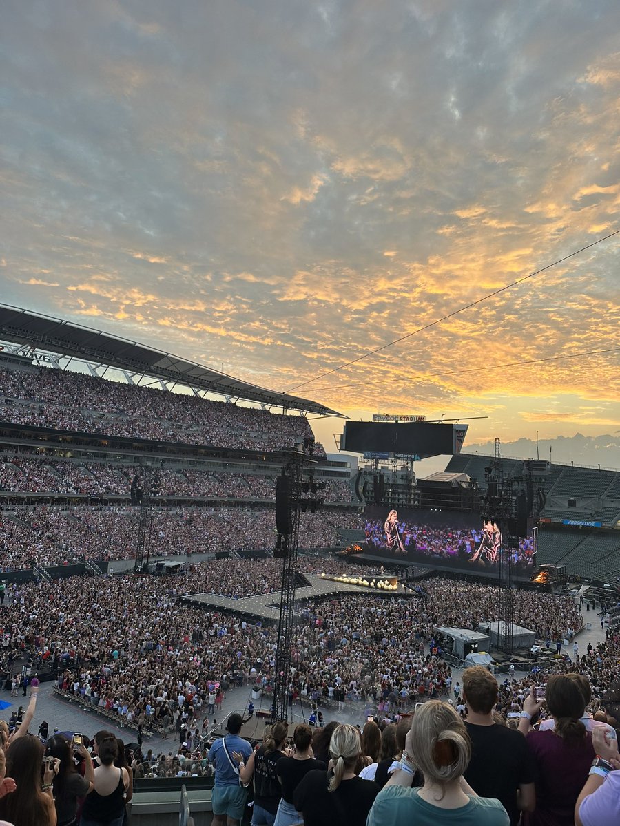 FOX19's tweet photo. Couldn’t paint a better night in Cincinnati for the Taylor Swift concert ❤️❤️❤️ https://t.co/SPTEvcHDvG