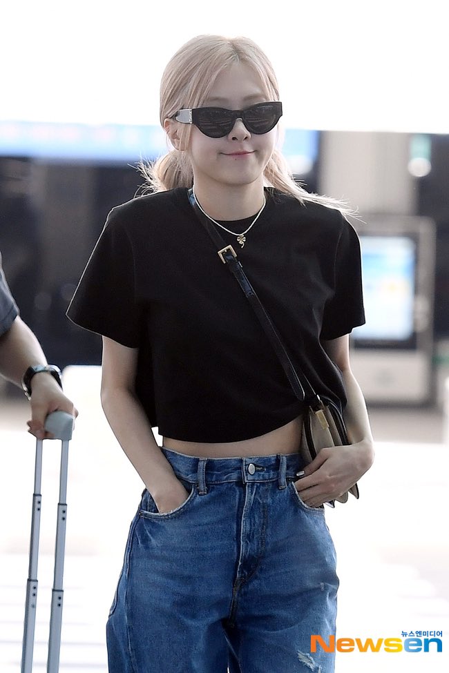 ROSEUPDATES_'s tweet photo. [230701] #ROSÉ at ICN airport https://t.co/O5gxWJjADn