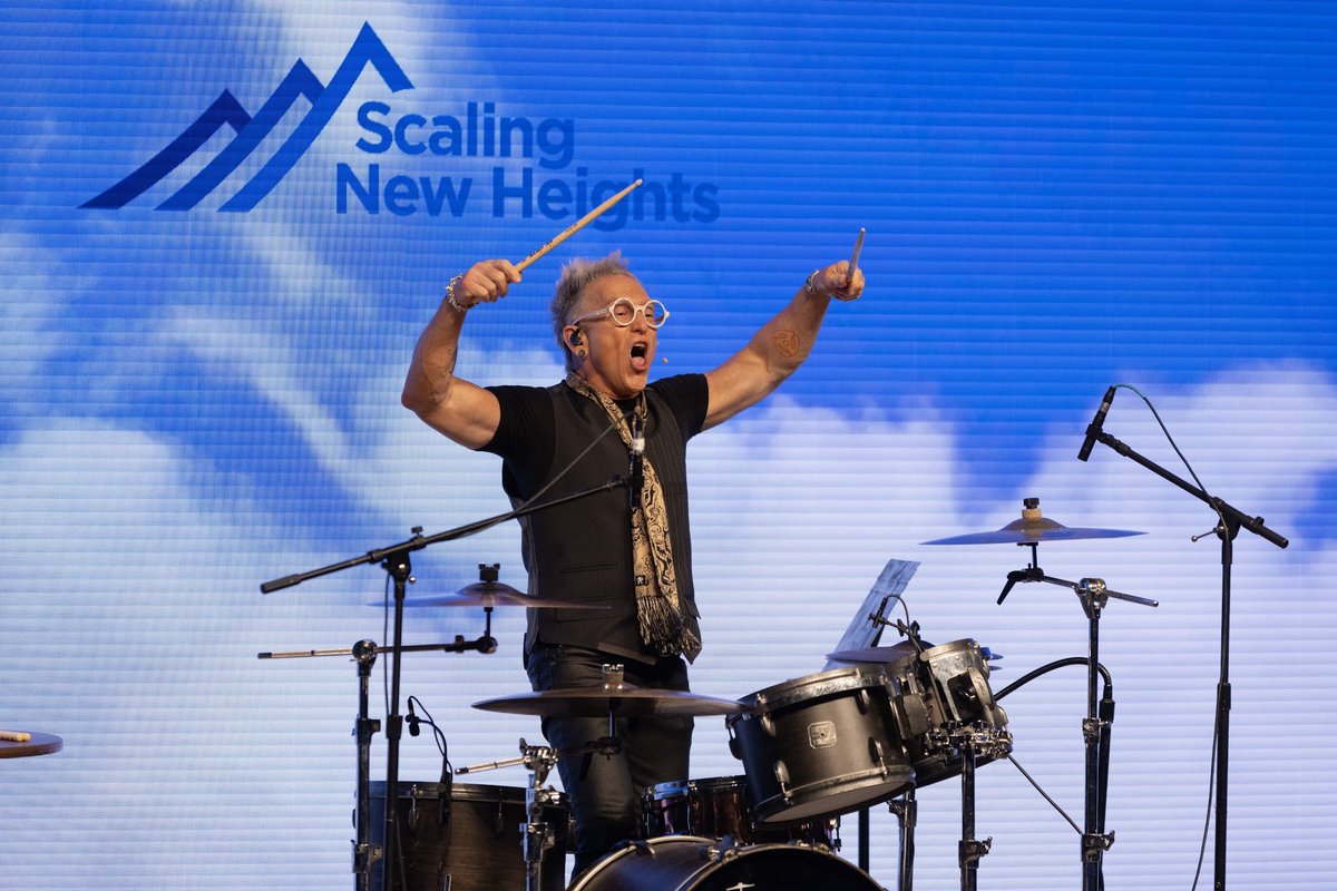 It really happened at #snh23! The drummer from Pink, Cher and Foreigner presented on our main stage, featuring concepts from his new book called Conquering Life’s Stage Fright. a.co/d/6oaekmp Thanks <a href="/markyplanet/">Mark Schulman</a> for bringing powerful energy &amp; insights to the conference
