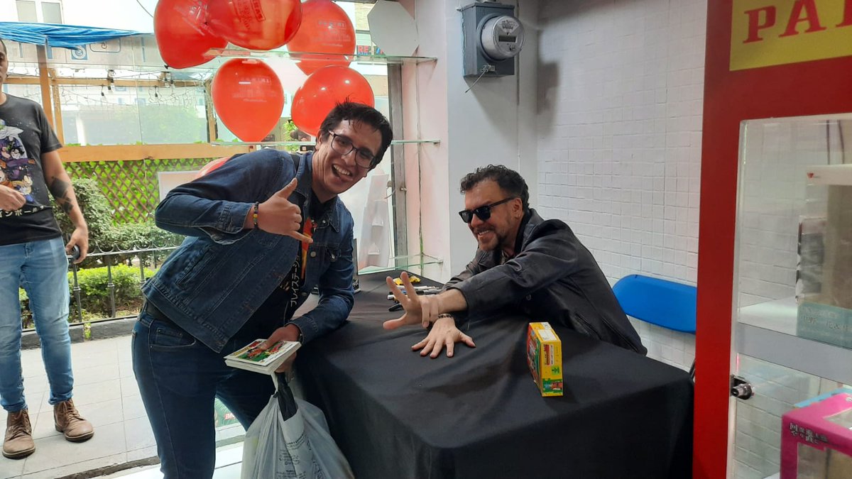 EnfasisComunica's tweet photo. Así se vivió la apertura de otra sucursal de #Panini en la #CDMX donde hubo firma de #autografos con el actor de doblaje @renegarcia900
No duden en buscar los mejores mangas y cómics en calle Londres #177, Col. Juárez, CDMX. @pannizonarosa https://t.co/hUFAldCYFr