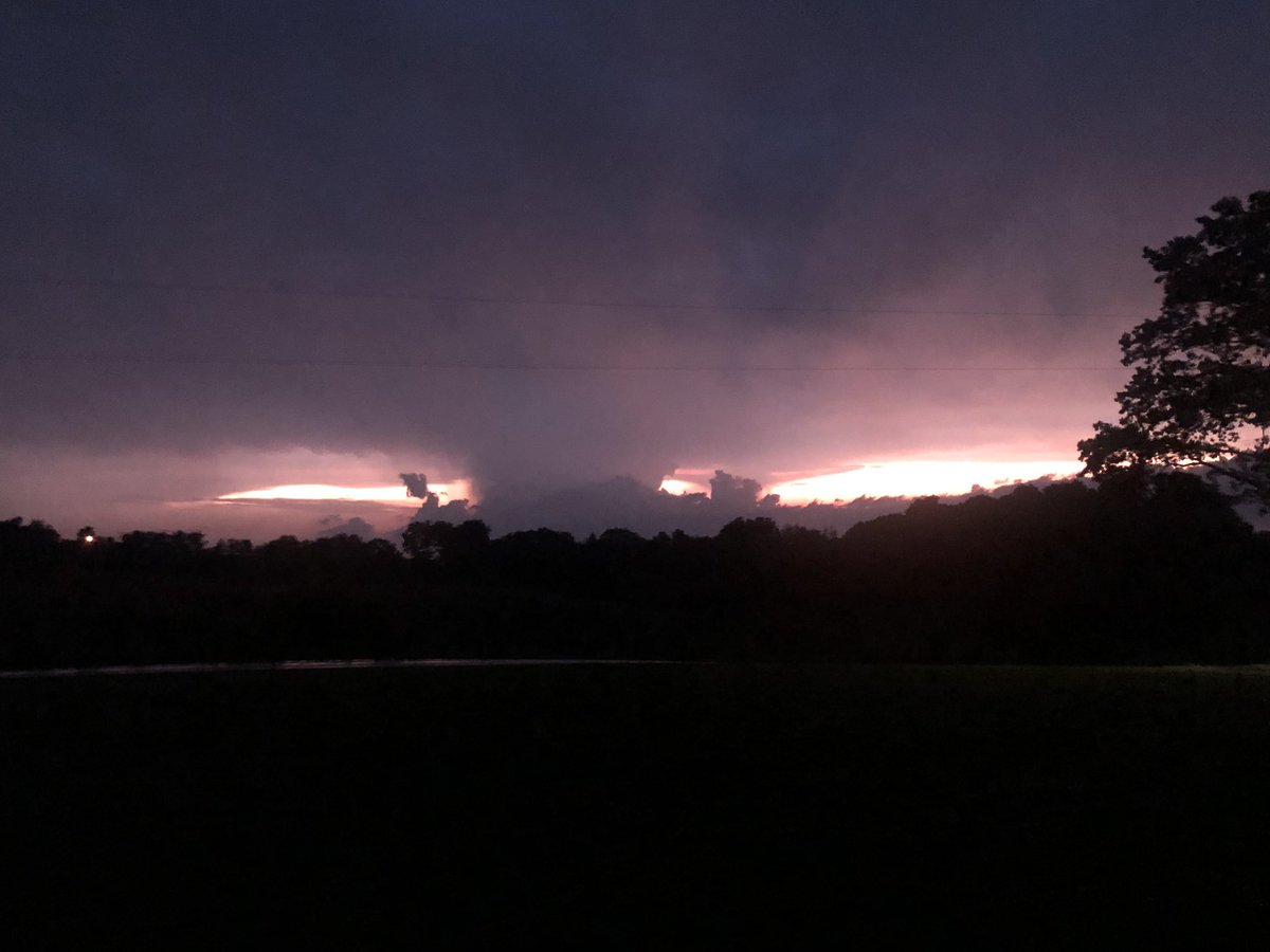 antwilliamson's tweet photo. Looking northwest from Smiths Grove @wxornotBG https://t.co/81UK2lsJnB