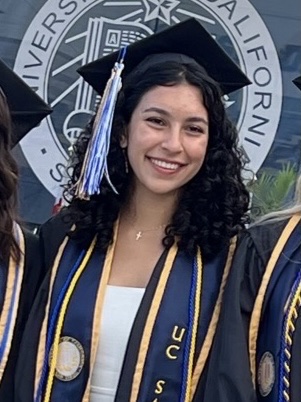 Congratulations to our research assistants Elissa Gomez, Sydney Seaton, and Joanna Jain for graduating from UC San Diego! 🔱🎓Thank you for all of your contributions to the Collab Lab, and we wish you the best in your future endeavors! #UCSDGrad #UCSD2023 @UCSanDiego