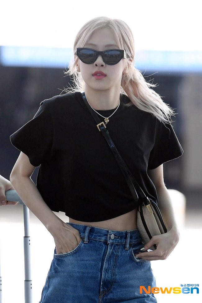 ROSEUPDATES_'s tweet photo. [230701] #ROSÉ at ICN airport https://t.co/r8NT44O2BU