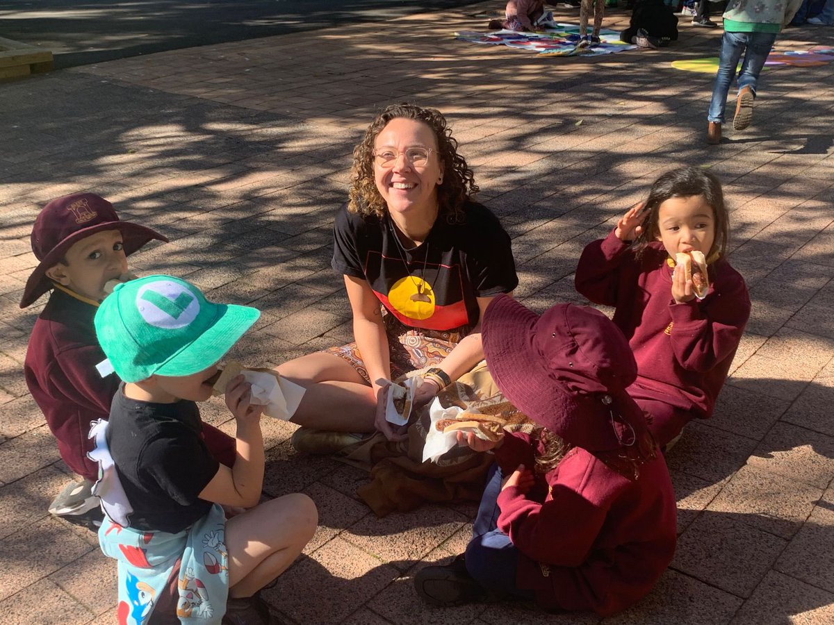 MrBWalker1's tweet photo. Fantastic ‘For Our Elders’ NAIDOC Community Day @GlebePublic ❤️🖤💛 Over 350 people coming together for a wonderful celebration 🙌🏼 @JessamyRush @nswppa @NSWEducation @macandmart @mrsparry_UPS @jmoliver_edu @PikeWendy @A_Galluzzo https://t.co/1hzux9Kt16