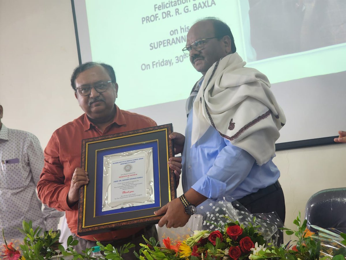 BannaGupta76's tweet image. रिम्स के शल्य विभाग के भूतपूर्व विभागध्यक्ष प्रो. डॉ. आर. जी. बाखला जी सेवानिवृत्त हो गए, उन्होंने अपने कार्यकाल में अनगिनत लोगों की मदद की है और पीढ़ियों से उभरते सर्जनों पर आजीवन प्रभाव डाला है, वह पिछले दो दशकों से रिम्स के अभिन्न अंग रहे, उनकी कड़ी मेहनत, प्रतिबद्धता और…