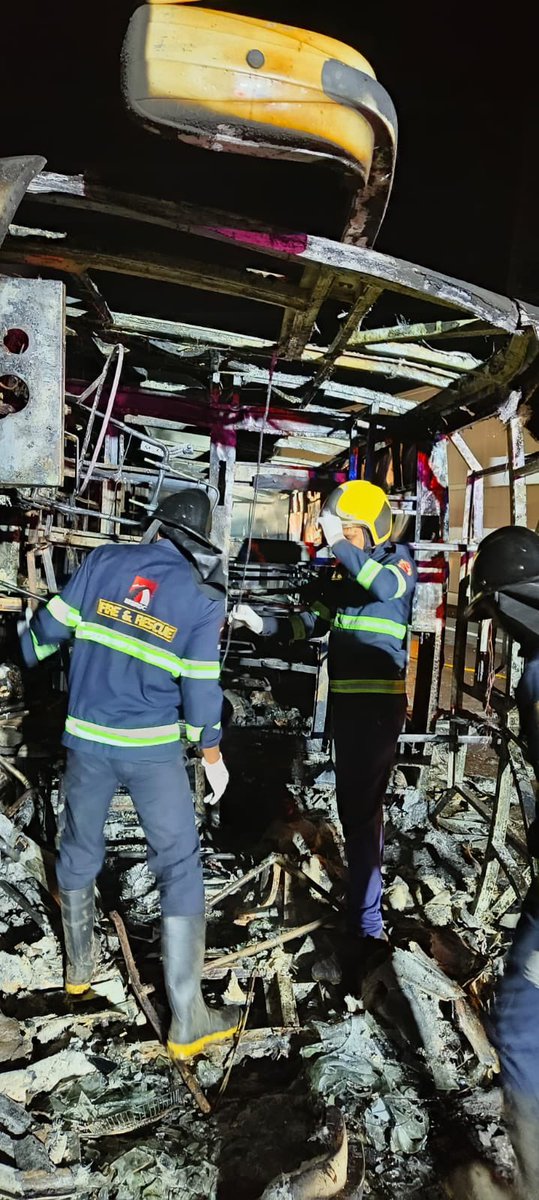 Mindblower81's tweet photo. Tragic #BusAccident in Maharashtra
Bus collided with Divider and caught fire.
25 Dead.
Many injured

May god help all 🙏🙏 https://t.co/LygN15lPb2